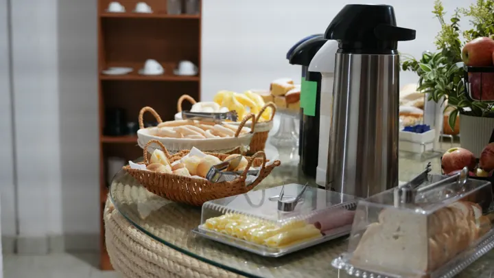 Pães, frios e garrafas de café no café da manhã do Hotel Carvalho